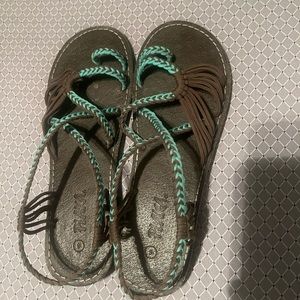 Plaka sandals